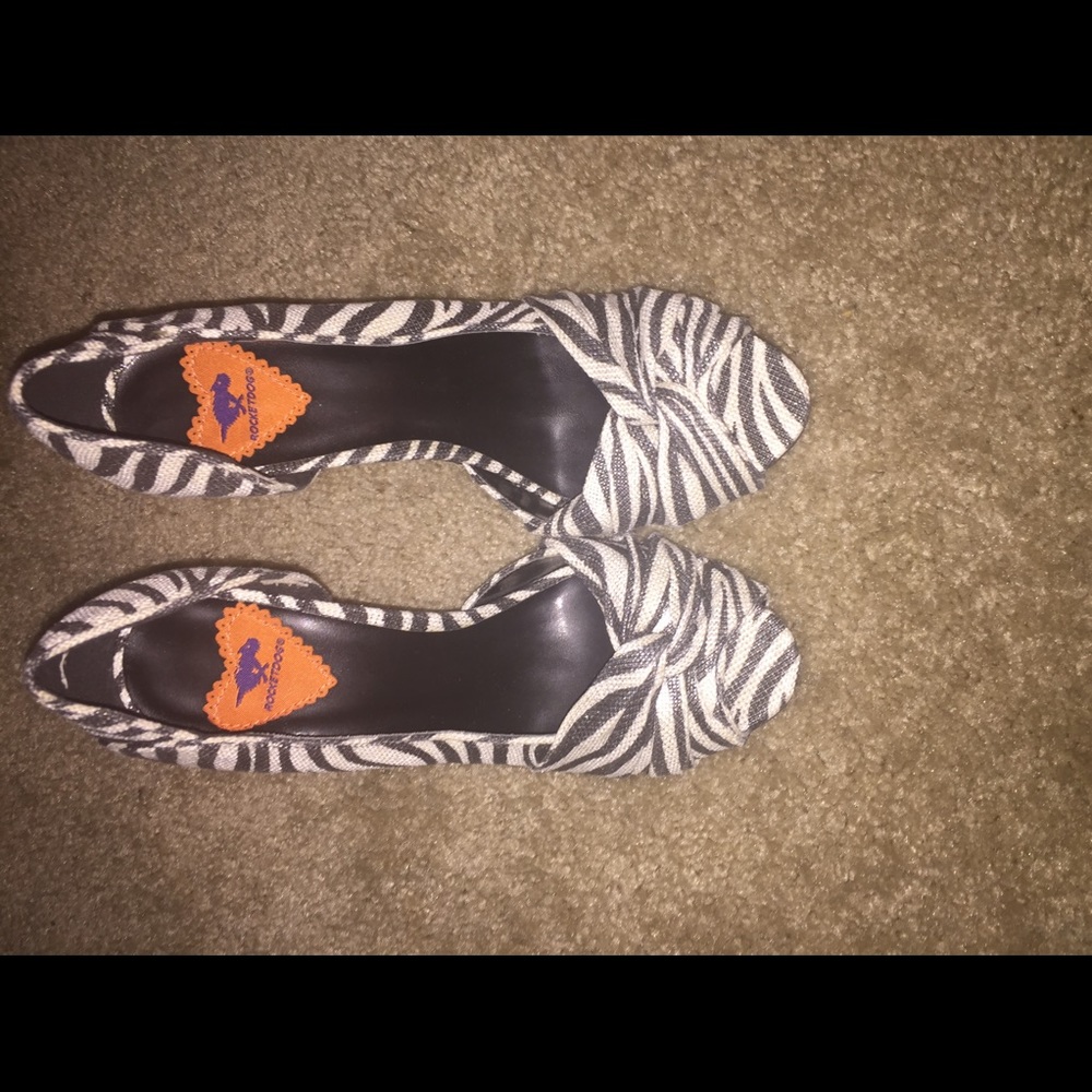 Peep toe pumps