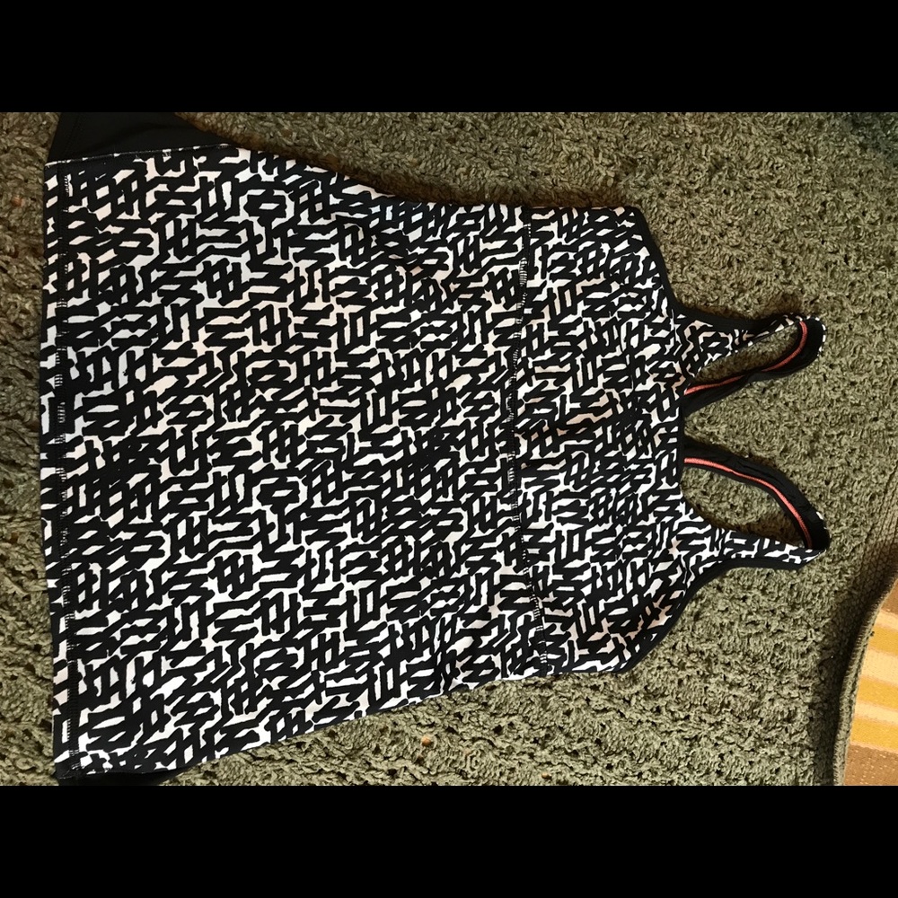 Lululemon black and white top