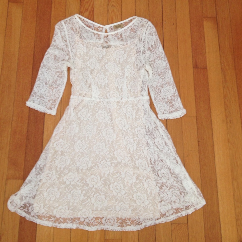 White lace quarter sleeve dress