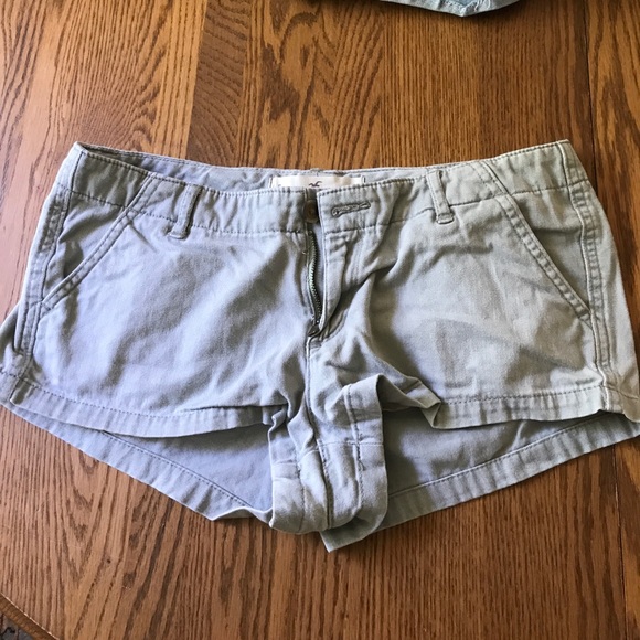 Hollister light olive green khaki shorts - Picture 1 of 3