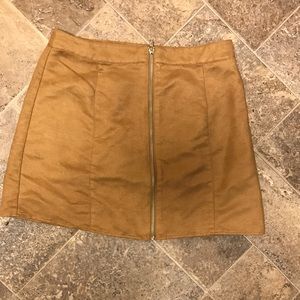 Tan suede mini skirt with zipper in the front