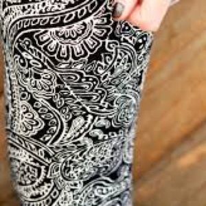 NWT, Agnes & Dora Leggings,Black and White Paisley