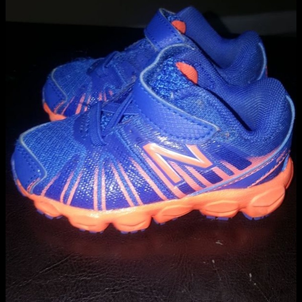 New Balance infant tennis shoes (size 4)