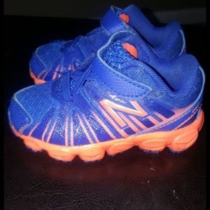New Balance infant tennis shoes (size 4)