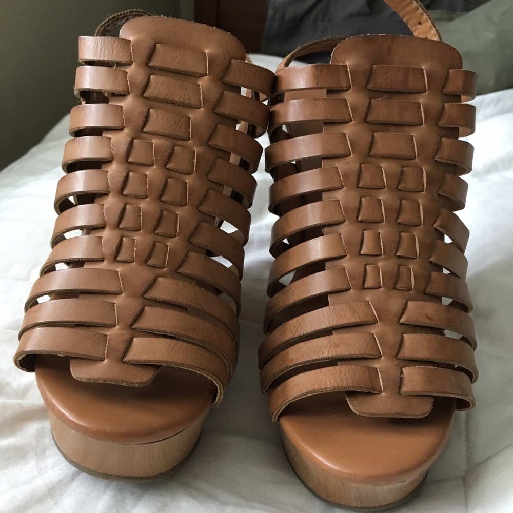 Strappy wedges with wooden heel