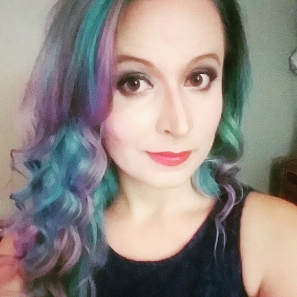 Meet your Posher, Alyssa - Picture 3 of 6