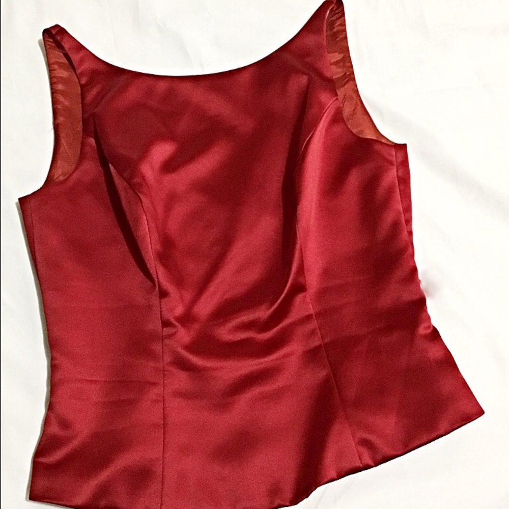 🥂 Lady in RED Blouse