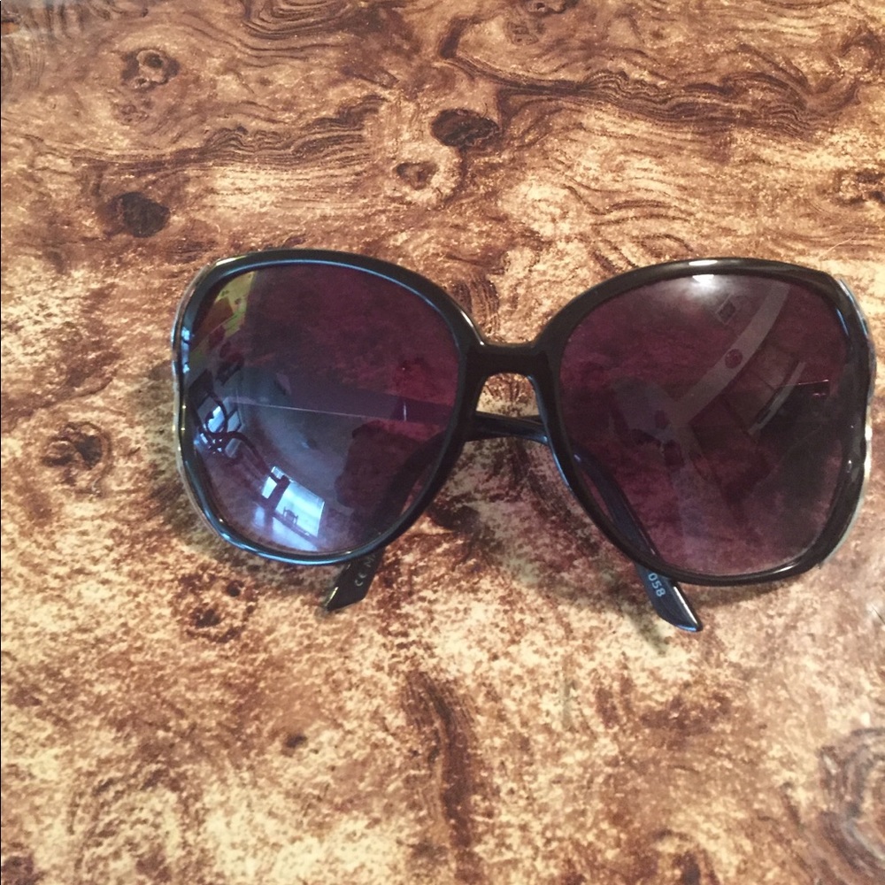 Black oversized sunglasses