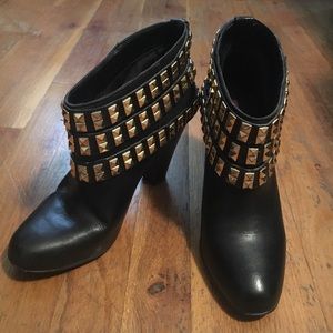 Betsey Johnson size 8 booties