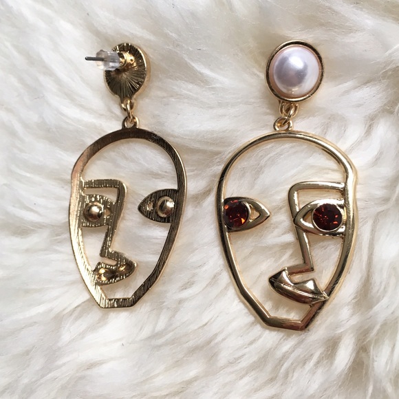 Gold face earring with red eye - Picture 2 of 4