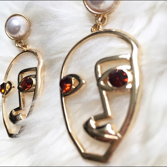 Gold face earring with red eye - Picture 3 of 4