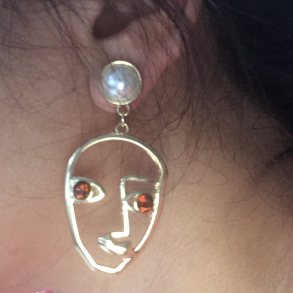 Gold face earring with red eye - Picture 4 of 4