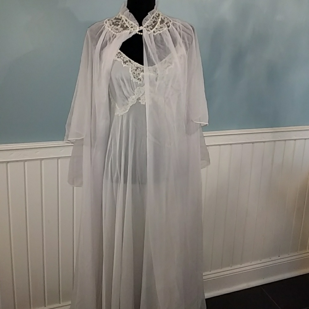 ☘SOLD☘VINTAGE nightgown and robe - Picture 2 of 7