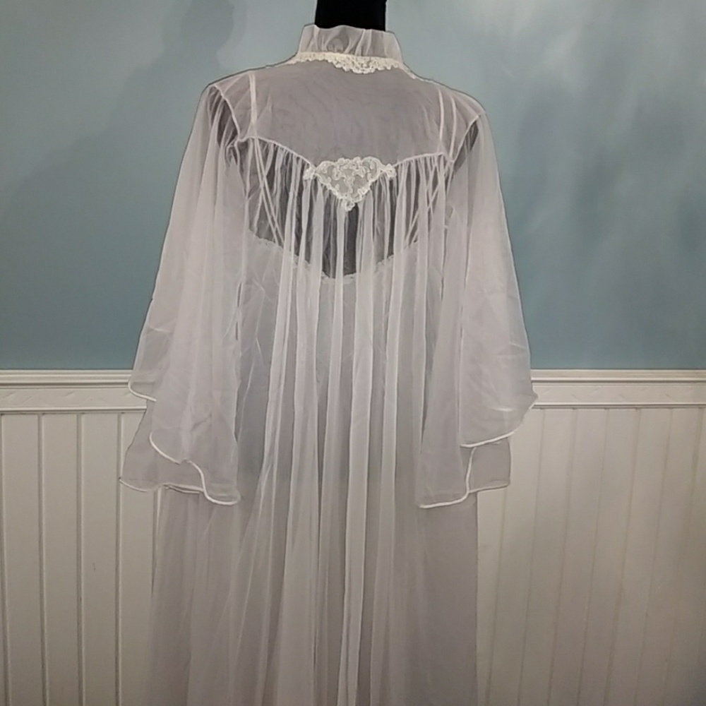 ☘SOLD☘VINTAGE nightgown and robe - Picture 4 of 7