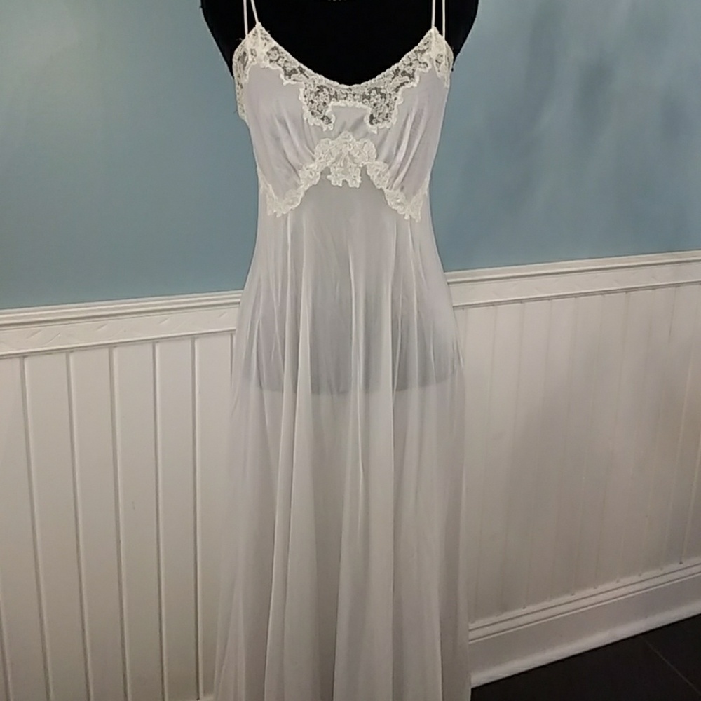 ☘SOLD☘VINTAGE nightgown and robe - Picture 6 of 7