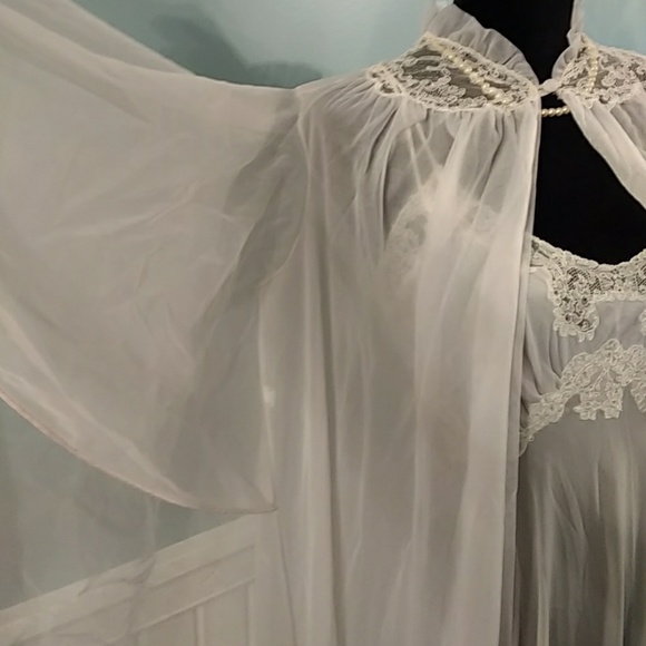 ☘SOLD☘VINTAGE nightgown and robe - Picture 5 of 7