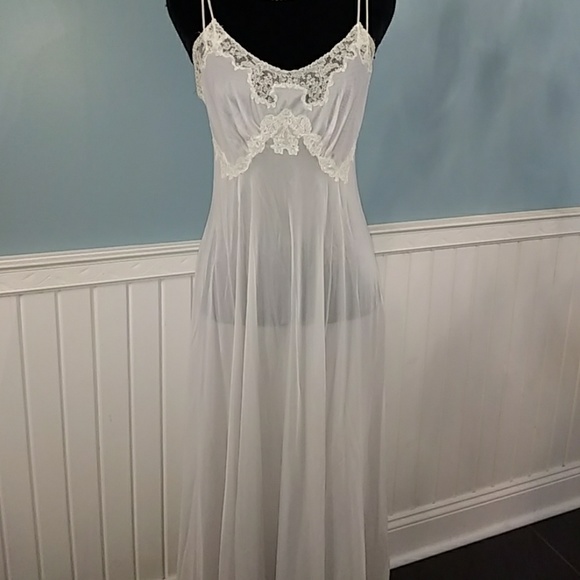 ☘SOLD☘VINTAGE nightgown and robe - Picture 6 of 7