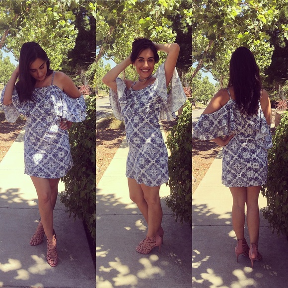 Lulus Dresses & Skirts - Lulus off the shoulder sheath cold shoulder dress