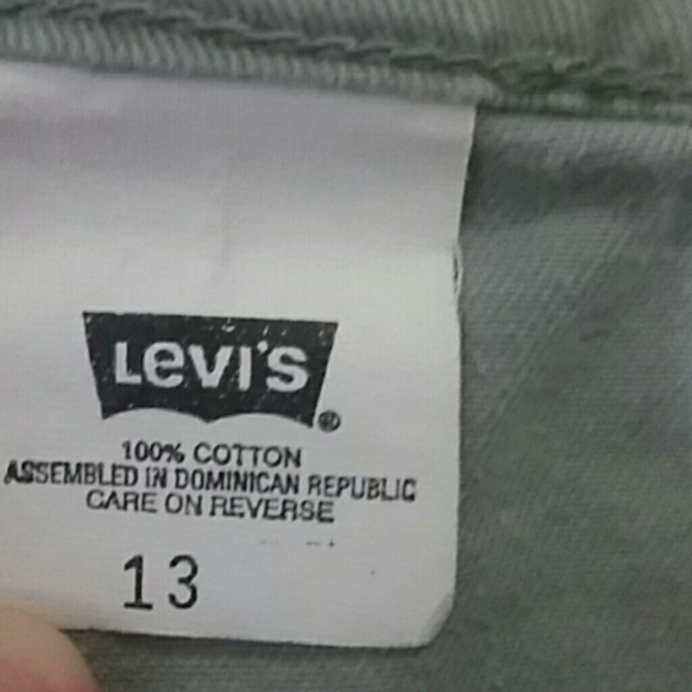 4/ 20  Levi  Shorts - Picture 2 of 4