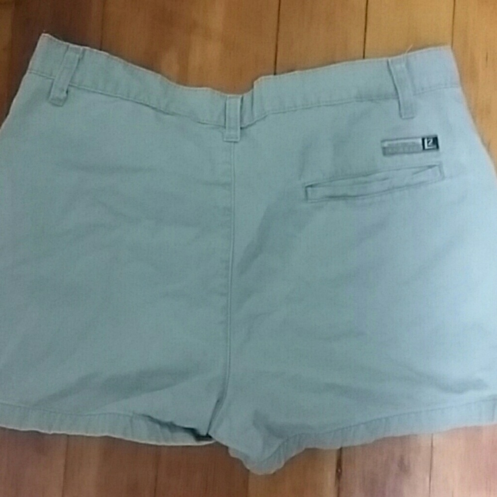 4/ 20  Levi  Shorts - Picture 3 of 4