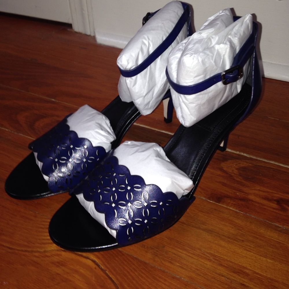 T Tahari Rue Leather Ankle Strap Navy Size 7.5