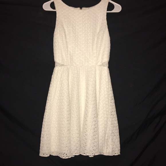 White eyelet dress - Picture 1 of 3