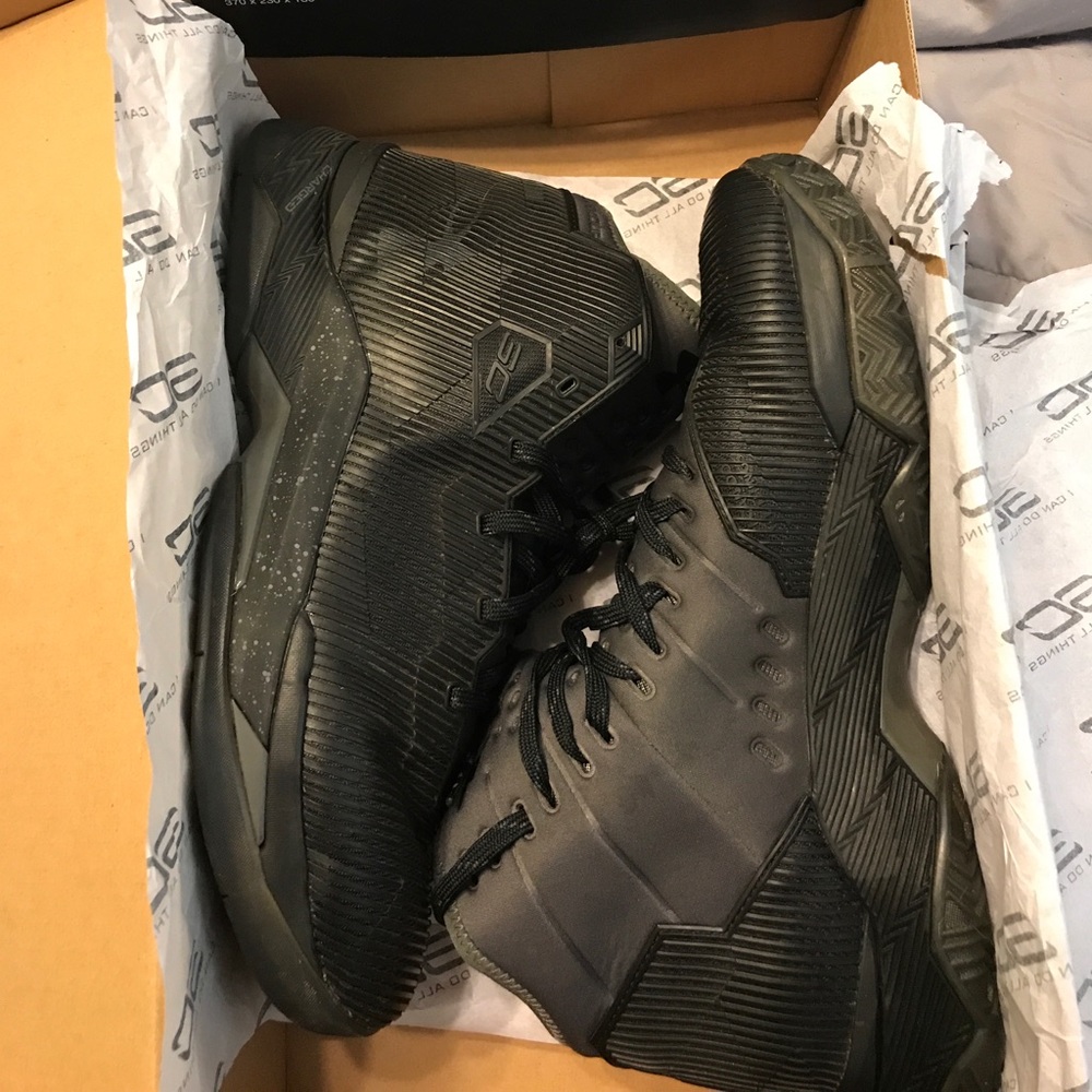 Curry 2.5 triple black
