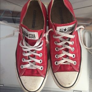 ❌SOLD❌ Red low top converse !