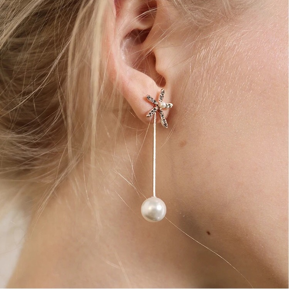 Pearl earrings. Gold plated.