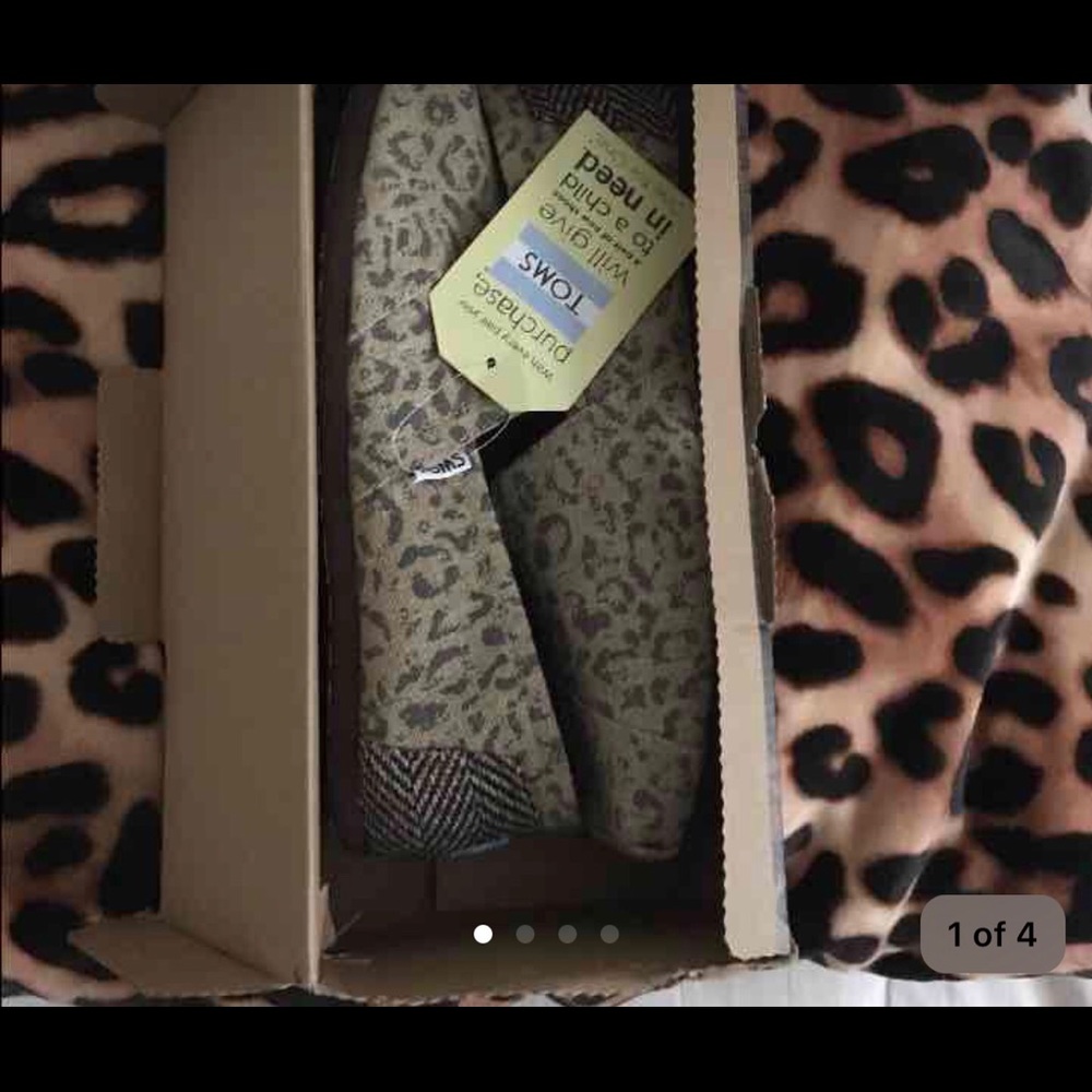 TOMS Snow Leopard