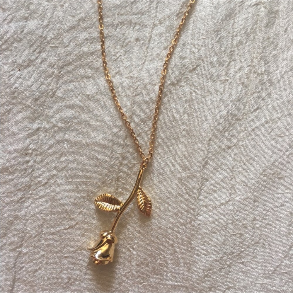GOLD ROSW NECKLACE