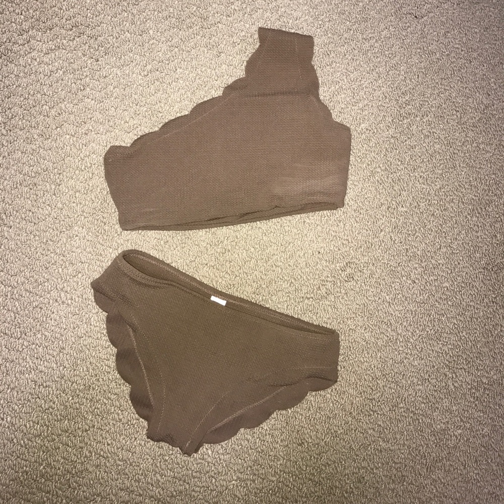 NWOT scalloped bathing suit