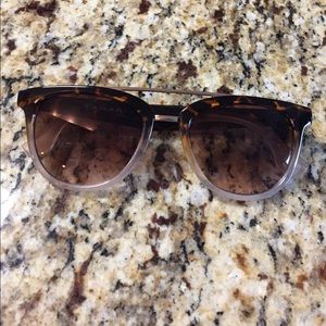 Like new TAHARI sunglasses
