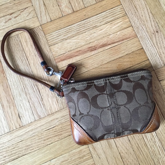 ✨Authentic Coach Wristlet - Picture 2 of 5