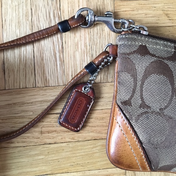 ✨Authentic Coach Wristlet - Picture 3 of 5