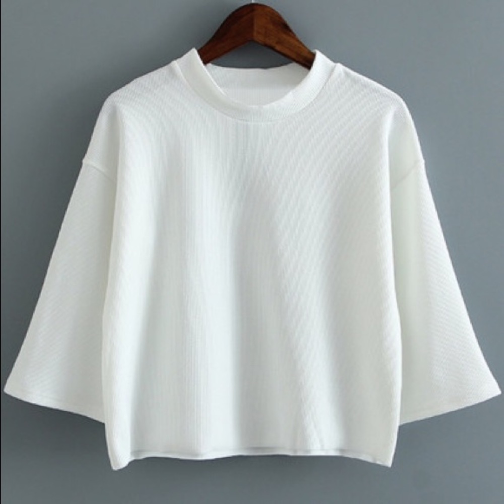 White round neck almost cropped blouse.