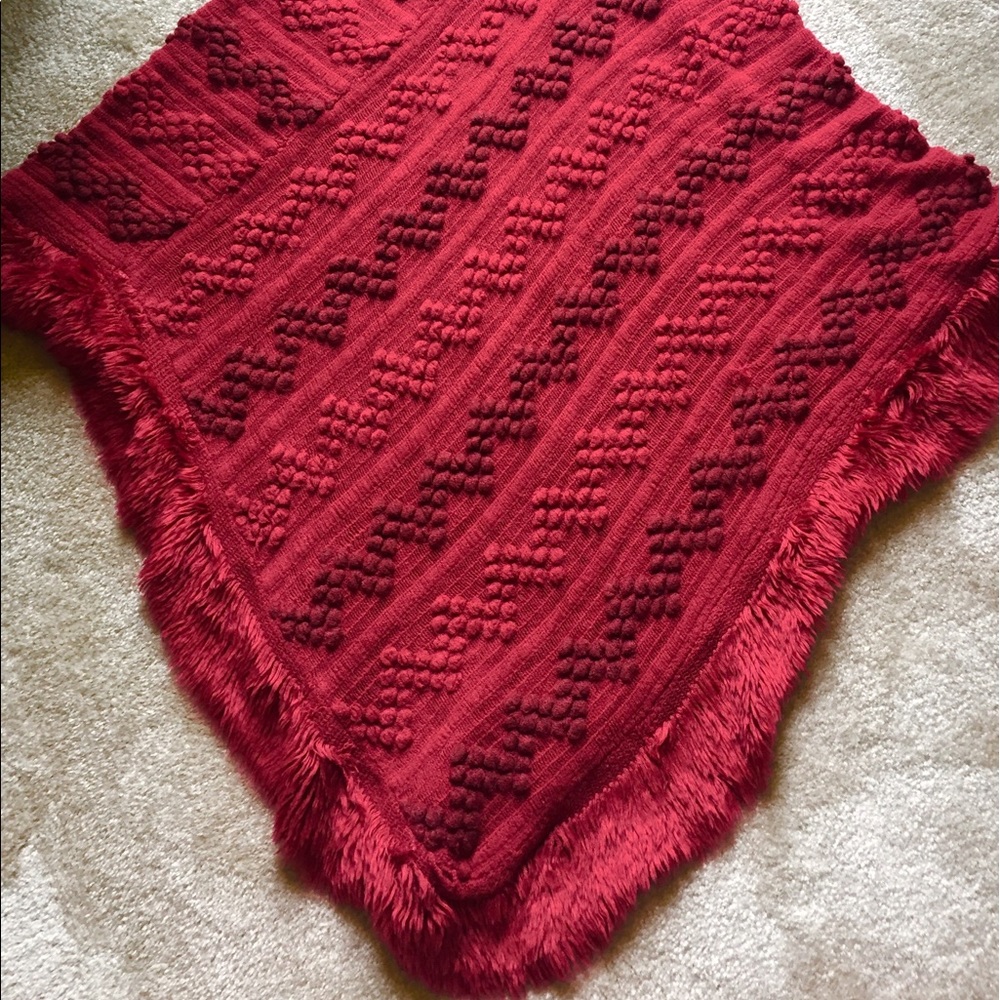 Red patterned poncho - Picture 2 of 3