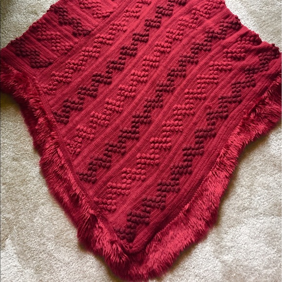 Red patterned poncho - Picture 2 of 3