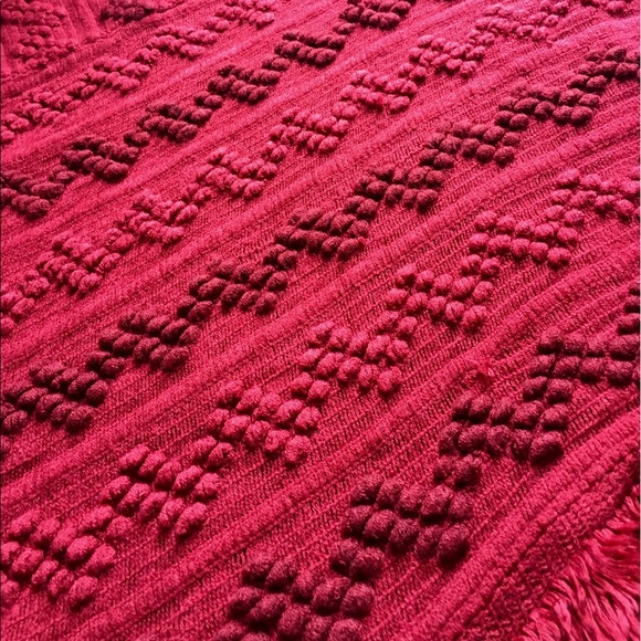 Red patterned poncho - Picture 3 of 3