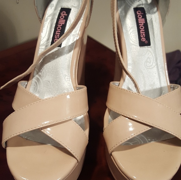 Three pair of shoes. Great condition!! - Picture 4 of 8