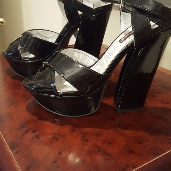 Three pair of shoes. Great condition!! - Picture 5 of 8
