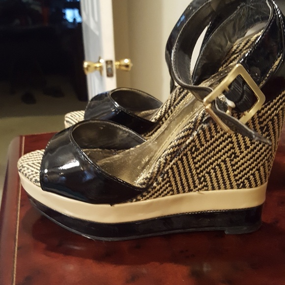 Three pair of shoes. Great condition!! - Picture 7 of 8