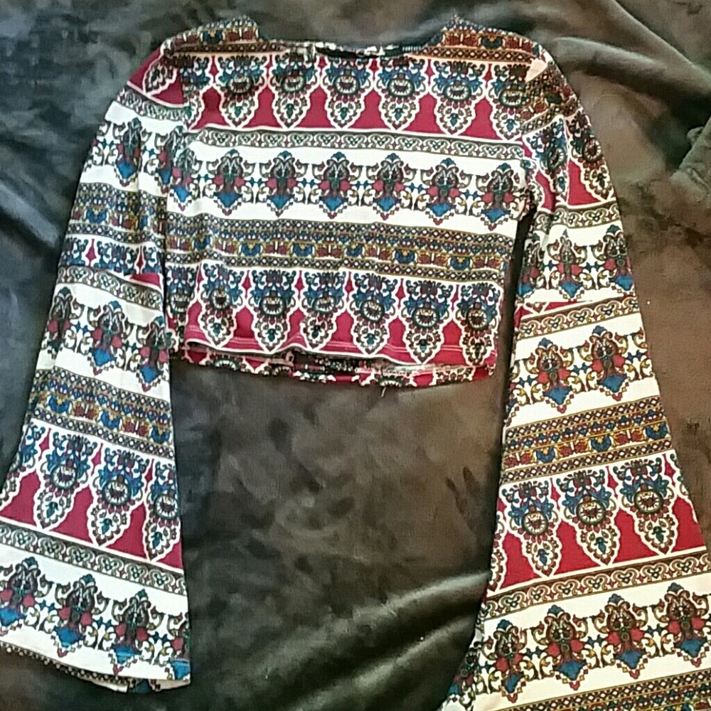 CUTE Long sleeve crop top!