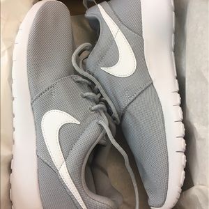 New in Box Nike Roshe One Shoes Size 4Y