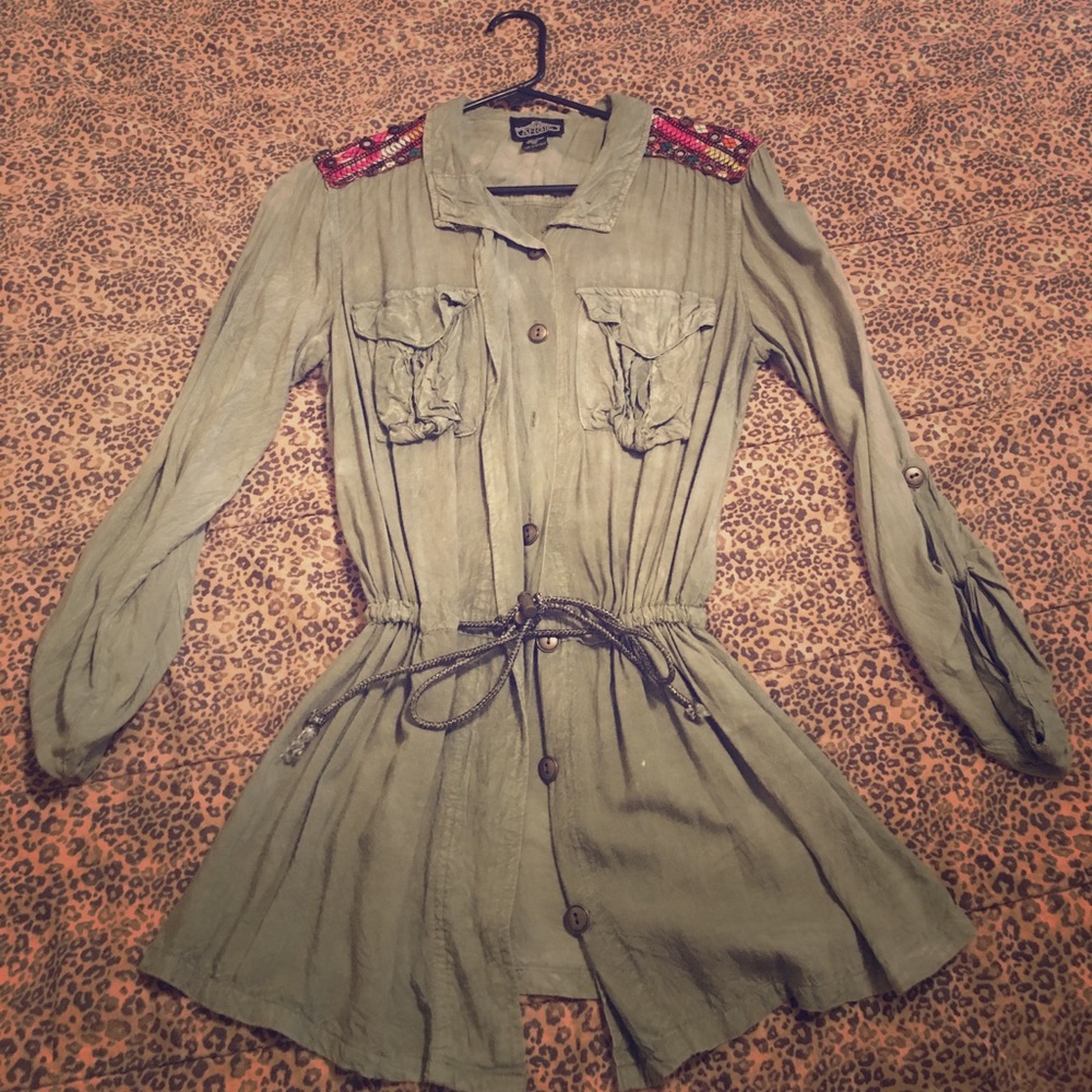 Gorgeous army green top with beautiful details!