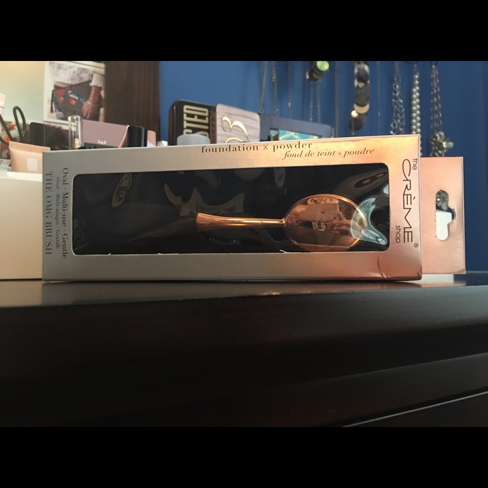 THE CREME SHOP OMG Foundation/Powder Brush