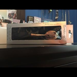 THE CREME SHOP OMG Foundation/Powder Brush