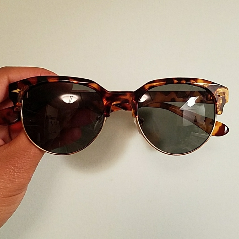 Tortoise print sunglasses