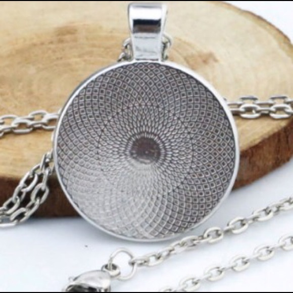 🆕 Captain America Cabochon Necklace - Picture 2 of 3