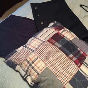 2 navy pillowshams, 1 pillow, 1 valance